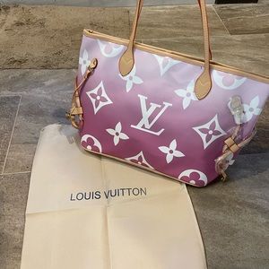 Louis Vuitton bag w dust bag. Great quality tote.